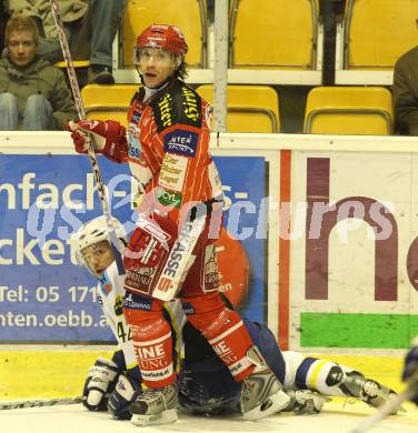 EBEL. Eishockey Bundesliga. KAC gegen KHL Medvescak Zagreb. Dieter Kalt (KAC), Martin Konrad (Zagreb). Klagenfurt, am 2.2.2010.
Foto: Kuess

---
pressefotos, pressefotografie, kuess, qs, qspictures, sport, bild, bilder, bilddatenbank