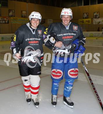 Eishockey Charity Promi Spiel. Trainer Johan Stroemwall (VSV), Sabine Egger. Klagenfurt, am 4.2.2010.
Foto: Kuess
---
pressefotos, pressefotografie, kuess, qs, qspictures, sport, bild, bilder, bilddatenbank