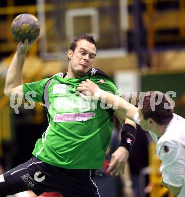 Handball Bundesliga. HC Kelag Kaernten gegen Sportunion Edelweiss Linz. Patrick Jochum,  (HCK), Gregor Bokesch (Linz). Klagenfurt, am 6.2.2010.
Foto: Kuess
---
pressefotos, pressefotografie, kuess, qs, qspictures, sport, bild, bilder, bilddatenbank