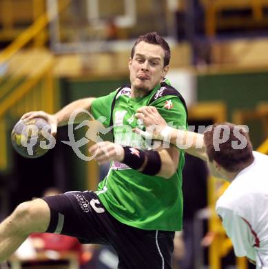 Handball Bundesliga. HC Kelag Kaernten gegen Sportunion Edelweiss Linz. Patrick Jochum,  (HCK), Gregor Bokesch (Linz). Klagenfurt, am 6.2.2010.
Foto: Kuess
---
pressefotos, pressefotografie, kuess, qs, qspictures, sport, bild, bilder, bilddatenbank