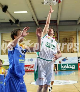 Basketball Bundesliga. Woerthersee Piraten gegen UBC St. Poelten. Sebastian Schaal,  (Piraten), Martin Kohlmaier (St. Poelten).  Klagenfurt, 2.7.2010.
Foto:  Kuess

---
pressefotos, pressefotografie, kuess, qs, qspictures, sport, bild, bilder, bilddatenbank