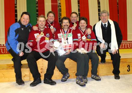 Stocksport. Eisschiessen. Oesterreichische Meisterschaft. Sieger EV Rottendorf. Wolfgang Winkelbauer, Andreas Schurian, Franz Stranig, Siegfried Stranig, Guenther Stranig, Andreas Spendier, Wolfgang BInder. Klagenfurt, am 7.2.2010.
Foto: Kuess
---
pressefotos, pressefotografie, kuess, qs, qspictures, sport, bild, bilder, bilddatenbank