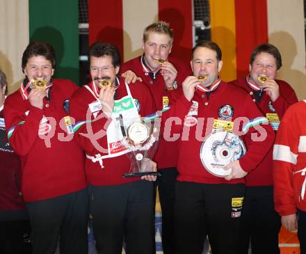 Stocksport. Eisschiessen. Oesterreichische Meisterschaft. Sieger EV Rottendorf. Andreas Schurian, Franz Stranig, Siegfried Stranig, Guenther Stranig, Andreas Spendier. Klagenfurt, am 7.2.2010.
Foto: Kuess
---
pressefotos, pressefotografie, kuess, qs, qspictures, sport, bild, bilder, bilddatenbank