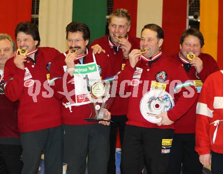 Stocksport. Eisschiessen. Oesterreichische Meisterschaft. Sieger EV Rottendorf. Andreas Schurian, Franz Stranig, Siegfried Stranig, Guenther Stranig, Andreas Spendier. Klagenfurt, am 7.2.2010.
Foto: Kuess
---
pressefotos, pressefotografie, kuess, qs, qspictures, sport, bild, bilder, bilddatenbank