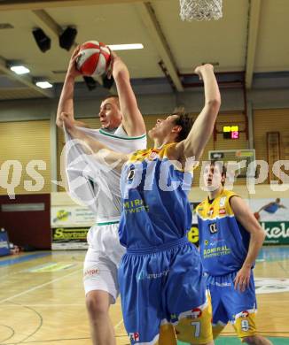 Basketball Bundesliga. Woerthersee Piraten gegen UBC St. Poelten. Rasid Mahalbasic, (Piraten), Martin Speiser  (St. Poelten).  Klagenfurt, 2.7.2010.
Foto:  Kuess

---
pressefotos, pressefotografie, kuess, qs, qspictures, sport, bild, bilder, bilddatenbank