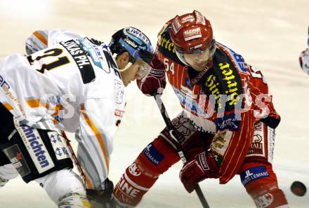 EBEL. Eishockey Bundesliga. KAC gegen EHC LIWEST Linz. Andrew Schneider, (KAC), Philipp Lukas (Linz). Klagenfurt, am 7.2.2010.
Foto: Kuess

---
pressefotos, pressefotografie, kuess, qs, qspictures, sport, bild, bilder, bilddatenbank