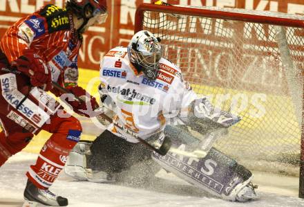 EBEL. Eishockey Bundesliga. KAC gegen EHC LIWEST Linz. Christoph Brandner, (KAC), Alex Westlund (Linz). Klagenfurt, am 7.2.2010.
Foto: Kuess

---
pressefotos, pressefotografie, kuess, qs, qspictures, sport, bild, bilder, bilddatenbank