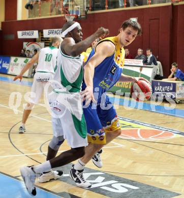 Basketball Bundesliga. Woerthersee Piraten gegen UBC St. Poelten. Phil McCandies, (Piraten), Martin Kohlmaier  (St. Poelten).  Klagenfurt, 2.7.2010.
Foto:  Kuess

---
pressefotos, pressefotografie, kuess, qs, qspictures, sport, bild, bilder, bilddatenbank