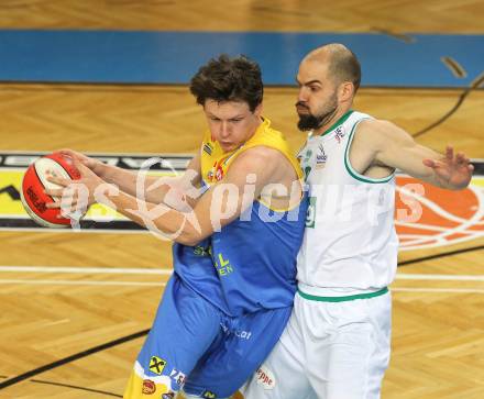 Basketball Bundesliga. Woerthersee Piraten gegen UBC St. Poelten. Joachim Buggelsheim (Piraten), Martin Speiser (St. Poelten).  Klagenfurt, 2.7.2010.
Foto:  Kuess

---
pressefotos, pressefotografie, kuess, qs, qspictures, sport, bild, bilder, bilddatenbank