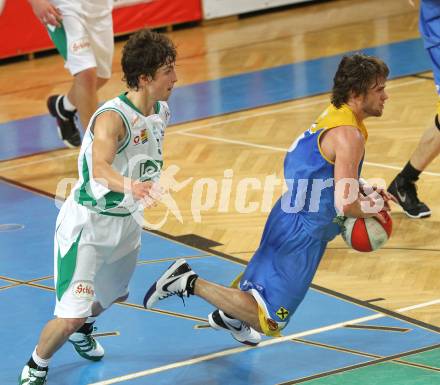 Basketball Bundesliga. Woerthersee Piraten gegen UBC St. Poelten. Sebastian Schaal (Piraten), David Jandl (St. Poelten).  Klagenfurt, 2.7.2010.
Foto:  Kuess

---
pressefotos, pressefotografie, kuess, qs, qspictures, sport, bild, bilder, bilddatenbank