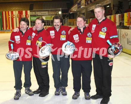 Stocksport. Eisschiessen. Oesterreichische Meisterschaft. Sieger EV Rottendorf. Siegfried Stranig, Andreas Spendier, Franz Stranig, Guenther Stranig, Andreas Schurian. Klagenfurt, am 7.2.2010.
Foto: Kuess
---
pressefotos, pressefotografie, kuess, qs, qspictures, sport, bild, bilder, bilddatenbank