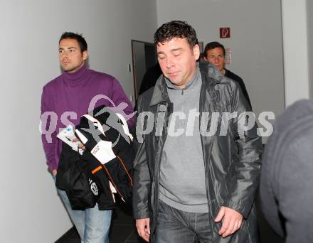 Fussball Bundesliga. SK Austria Kaernten. Aussprache Mannschaft - Vorstand. Heinz Weber, Mario Canori. Klagenfurt, am 10.2.2010.
Foto: Kuess
---
pressefotos, pressefotografie, kuess, qs, qspictures, sport, bild, bilder, bilddatenbank