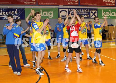 Volleyball GM Capital Challenge Cup. SK Aich/Dob (AUT) gegen VC Euphony Asse-Lennik (Belgien).  Die Spieler bedanken sich beim Publikum (Aich/Dob). Prevalje, 11.2.2010. 
Foto: Kuess

---
pressefotos, pressefotografie, kuess, qs, qspictures, sport, bild, bilder, bilddatenbank