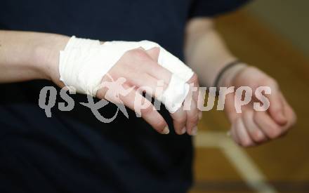 Volleyball CEV Cup. ATSC Wildcats gegen Dinamo Pancevo. Feature. Bandagierte Hand. Bandage. Tape. Klagenfurt, am 14.1.2010.
Foto: Kuess
---
pressefotos, pressefotografie, kuess, qs, qspictures, sport, bild, bilder, bilddatenbank