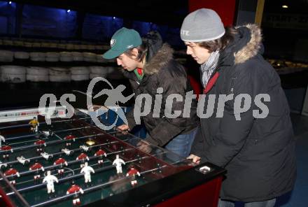 EBEL. Eishockey Bundesliga. KAC. Kartrennen bei Patrick Friesacher. Martin Schumnig, Thomas Hundertpfund beim Tischfussballspiel. Wolfsberg, am 12.2.2010.
Foto: Kuess
---
pressefotos, pressefotografie, kuess, qs, qspictures, sport, bild, bilder, bilddatenbank