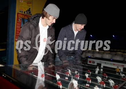 EBEL. Eishockey Bundesliga. KAC. Kartrennen bei Patrick Friesacher. Silvio Jakobitsch, Markus Pirmann beim Tischfussballspiel. Wolfsberg, am 12.2.2010.
Foto: Kuess
---
pressefotos, pressefotografie, kuess, qs, qspictures, sport, bild, bilder, bilddatenbank