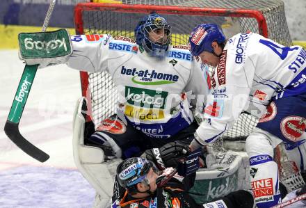 EBEL. Eishockey Bundesliga. EC Pasut VSV gegen EHC LIWEST Linz.  Bernhard Starkbaum, Mike Stewart, (VSV),  Gregor Baumgartner (Linz). Villach, am 19.2.2010.
Foto: Kuess 


---
pressefotos, pressefotografie, kuess, qs, qspictures, sport, bild, bilder, bilddatenbank