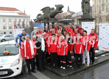 Stocksport. Eisschiessen. IFI Eisstock Europameisterschaften, Vorberichte, Pressekonferenz, Teampraesentation. Oesterreichisches Nationalteam vor dem Lindwurm und Rathaus. Klagenfurt, am 20.2.2010.
Foto:Kuess
---
pressefotos, pressefotografie, kuess, qs, qspictures, sport, bild, bilder, bilddatenbank