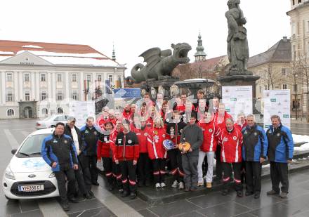 Stocksport. Eisschiessen. IFI Eisstock Europameisterschaften, Vorberichte, Pressekonferenz, Teampraesentation. Oesterreichisches Nationalteam vor dem Lindwurm und Rathaus. Klagenfurt, am 20.2.2010.
Foto:Kuess
---
pressefotos, pressefotografie, kuess, qs, qspictures, sport, bild, bilder, bilddatenbank