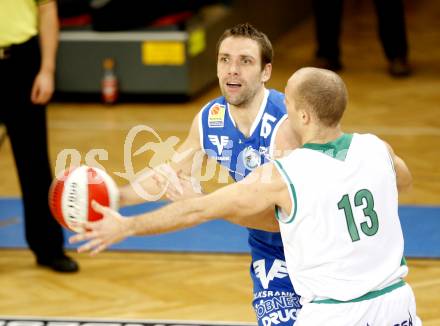 Basketball Bundesliga. Woerthersee Piraten gegen Oberwart Gunners. Davor Sattler (Piraten), David Grbesic  (Oberwart).  Klagenfurt, 20.2.2010.
Foto:  Kuess

---
pressefotos, pressefotografie, kuess, qs, qspictures, sport, bild, bilder, bilddatenbank