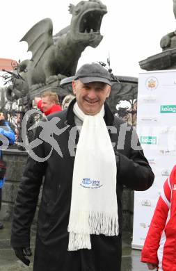 Stocksport. Eisschiessen. IFI Eisstock Europameisterschaften, Vorberichte, Pressekonferenz, Teampraesentation. Sportstadtrat Manfred Mertel mit EM Schal. Klagenfurt, am 20.2.2010.
Foto:Kuess
---
pressefotos, pressefotografie, kuess, qs, qspictures, sport, bild, bilder, bilddatenbank