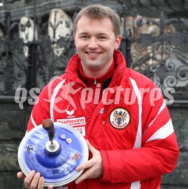 Stocksport. Eisschiessen. IFI Eisstock Europameisterschaften, Vorberichte, Pressekonferenz, Teampraesentation.  Thomas Fuchs (AUT). Klagenfurt, am 20.2.2010.
Foto:Kuess
---
pressefotos, pressefotografie, kuess, qs, qspictures, sport, bild, bilder, bilddatenbank