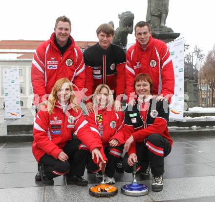 Stocksport. Eisschiessen. IFI Eisstock Europameisterschaften, Vorberichte, Pressekonferenz, Teampraesentation.  Sonja Oswald-Wagner, Silvia Gutman-Wild, Anna Weilharter (vorne), Mario Braunsteiner, Franz Roth und David Feichtner (AUT/ hinten). Klagenfurt, am 20.2.2010.
Foto:Kuess
---
pressefotos, pressefotografie, kuess, qs, qspictures, sport, bild, bilder, bilddatenbank