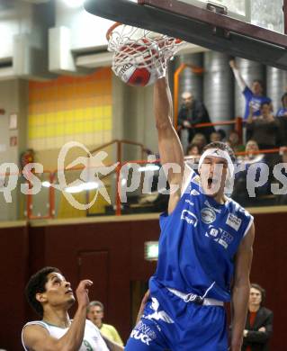 Basketball Bundesliga. Woerthersee Piraten gegen Oberwart Gunners. Samuel Bachlechner (Piraten), Anthony Paez  (Oberwart).  Klagenfurt, 20.2.2010.
Foto:  Kuess

---
pressefotos, pressefotografie, kuess, qs, qspictures, sport, bild, bilder, bilddatenbank