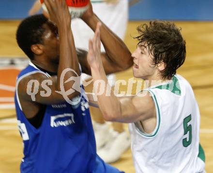 Basketball Bundesliga. Woerthersee Piraten gegen Oberwart Gunners.  Sebastian Schaal (Piraten),  Jonathan Levy  (Oberwart).  Klagenfurt, 20.2.2010.
Foto:  Kuess

---
pressefotos, pressefotografie, kuess, qs, qspictures, sport, bild, bilder, bilddatenbank