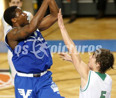 Basketball Bundesliga. Woerthersee Piraten gegen Oberwart Gunners.  Sebastian Schaal (Piraten),  Jonathan Levy  (Oberwart).  Klagenfurt, 20.2.2010.
Foto:  Kuess

---
pressefotos, pressefotografie, kuess, qs, qspictures, sport, bild, bilder, bilddatenbank