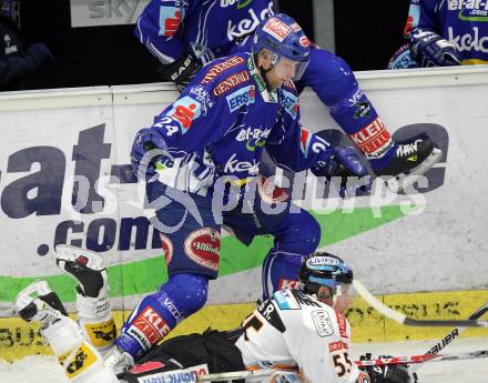 EBEL. Eishockey Bundesliga. EC Pasut VSV gegen EHC LIWEST Linz.  Guenther Lanzinger, (VSV),  Robert Lukas (Linz). Villach, am 23.2.2010.
Foto: Kuess 


---
pressefotos, pressefotografie, kuess, qs, qspictures, sport, bild, bilder, bilddatenbank