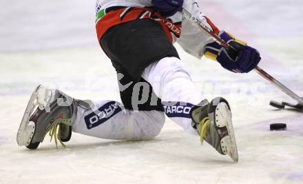 Eishockey Carinthian Hockey League CHL.  EC Tarco Woelfe Klagenfurt gegen EC Feld am See. Feature. Eisschuhe, Schlaeger, Puck. Klagenfurt, am 25.2.2010.
Foto: Kuess

---
pressefotos, pressefotografie, kuess, qs, qspictures, sport, bild, bilder, bilddatenbank