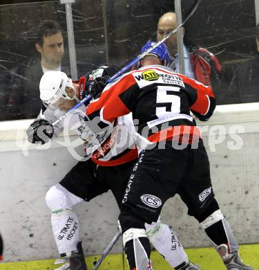 Eishockey Carinthian Hockey League CHL.  EC Tarco Woelfe Klagenfurt gegen EC Feld am See. Peter Mateicka (Tarco), Robert Steinwender (Feld am See). Klagenfurt, am 25.2.2010.
Foto: Kuess

---
pressefotos, pressefotografie, kuess, qs, qspictures, sport, bild, bilder, bilddatenbank