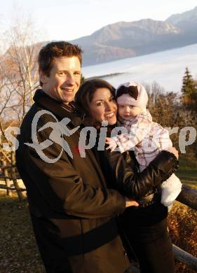 Eishockey. KAC. Kirk Furey mit Frau Jennifer und Tochter Brinn-Leo. Ploeschenberg, Koettmannsdorf, 25.11.2009.
Foto: Kuess
---
pressefotos, pressefotografie, kuess, qs, qspictures, sport, bild, bilder, bilddatenbank