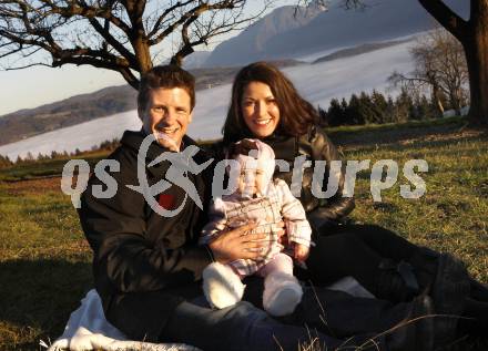 Eishockey. KAC. Kirk Furey mit Frau Jennifer und Tochter Brinn-Leo. Ploeschenberg, Koettmannsdorf, 25.11.2009.
Foto: Kuess
---
pressefotos, pressefotografie, kuess, qs, qspictures, sport, bild, bilder, bilddatenbank