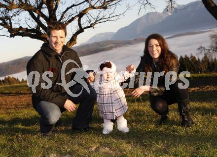 Eishockey. KAC. Kirk Furey mit Frau Jennifer und Tochter Brinn-Leo. Ploeschenberg, Koettmannsdorf, 25.11.2009.
Foto: Kuess
---
pressefotos, pressefotografie, kuess, qs, qspictures, sport, bild, bilder, bilddatenbank