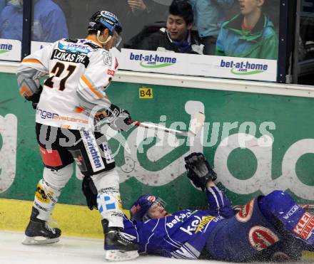 EBEL. Eishockey Bundesliga. EC Pasut VSV gegen EHC LIWEST Linz.  Michael Raffl, (VSV),  Philipp Lukas (Linz). Villach, am 28.2.2010.
Foto: Kuess 


---
pressefotos, pressefotografie, kuess, qs, qspictures, sport, bild, bilder, bilddatenbank