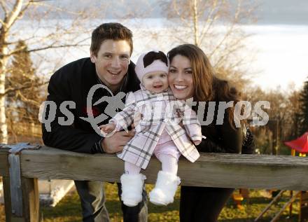 Eishockey. KAC. Kirk Furey mit Frau Jennifer und Tochter Brinn-Leo. Ploeschenberg, Koettmannsdorf, 25.11.2009.
Foto: Kuess
---
pressefotos, pressefotografie, kuess, qs, qspictures, sport, bild, bilder, bilddatenbank