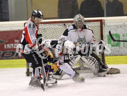 Eishockey Carinthian Hockey League CHL.  EC Tarco Woelfe Klagenfurt gegen EC Feld am See. Stefan Knafl (Tarco), Lukas Hoernler (Feld am See). Klagenfurt, am 25.2.2010.
Foto: Kuess

---
pressefotos, pressefotografie, kuess, qs, qspictures, sport, bild, bilder, bilddatenbank