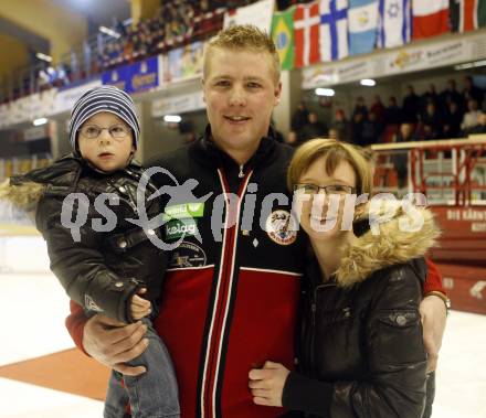 Stocksport. Eisschiessen. IFI Eisstock Europameisterschaften. Andreas Schurian mit Frau und Kind. Klagenfurt, am 6.3.2010.
Foto: Kuess
---
pressefotos, pressefotografie, kuess, qs, qspictures, sport, bild, bilder, bilddatenbank