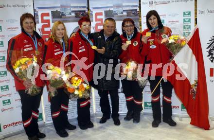 Stocksport. IFI Eisstock Europameisterschaften. Teambewerb der Damen. Siegerehrung. Anna Weilharter, Sonja Oswald-Wagner, Sabine Fillafer, Bettina Eckerstorfer und Romana Waldner (AUT). Klagenfurt am 3.6.2010
Foto: Kuess
---
pressefotos, pressefotografie, kuess, qs, qspictures, sport, bild, bilder, bilddatenbank