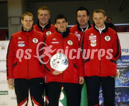 STOCKSPORT. IFI Eisstock Europameisterschaften. Teambewerb der Herren. Siegerehrung. Hans Schopf, Patrick Fischer, Andreas Schurian, Gerhard Fuchs und Matthias Taxacher (AUT). Klagenfurt am 6.3.2010
Foto: Kuess
---
pressefotos, pressefotografie, kuess, qs, qspictures, sport, bild, bilder, bilddatenbank