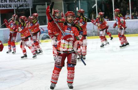 EBEL. Eishockey Bundesliga. EC Red Bull Salzburg gegen KAC. Die KAC Spieler verabschieden sich von den Fans. Salzburg, am 7.3.2010.
Foto: Kuess 

---
pressefotos, pressefotografie, kuess, qs, qspictures, sport, bild, bilder, bilddatenbank