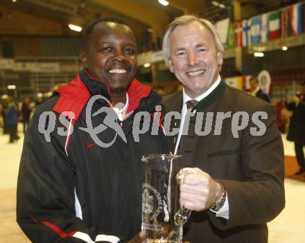 STOCKSPORT. IFI Eisstock Europameisterschaften. Teambewerb der Herren. Siegerehrung.  Landeshauptmann Gerhard Doerfler mit kenianischem Teilnehmer. Klagenfurt am 6.3.2010
Foto: Kuess
---
pressefotos, pressefotografie, kuess, qs, qspictures, sport, bild, bilder, bilddatenbank