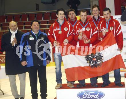 STOCKSPORT. IFI Eisstock Europameisterschaften. U 23 Teambewerb der Herren. Siegerehrung. Sportstadtrat Manfred Mertel, Wolfgang Winkelbauer, Oesterreich mit Reinhard Felsberger (1. von links) (AUT). Klagenfurt am 6.3.2010
Foto: Kuess
---
pressefotos, pressefotografie, kuess, qs, qspictures, sport, bild, bilder, bilddatenbank