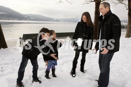 Eishockey. KAC. Jeffrey Tory mit Familie am Woerthersee. Klagenfurt, 11.1.2010.
Foto: Kuess
---
pressefotos, pressefotografie, kuess, qs, qspictures, sport, bild, bilder, bilddatenbank