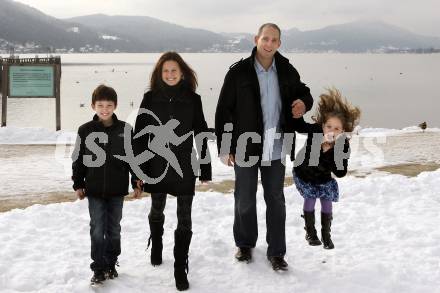 Eishockey. KAC. Jeffrey Tory mit Familie am Woerthersee. Klagenfurt, 11.1.2010.
Foto: Kuess
---
pressefotos, pressefotografie, kuess, qs, qspictures, sport, bild, bilder, bilddatenbank