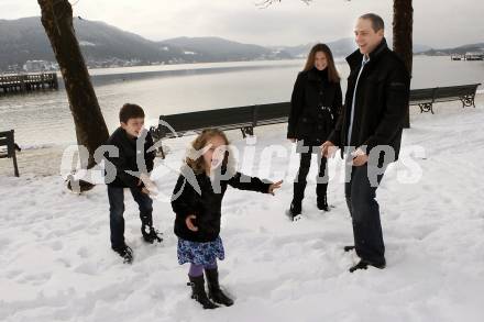 Eishockey. KAC. Jeffrey Tory mit Familie am Woerthersee. Klagenfurt, 11.1.2010.
Foto: Kuess
---
pressefotos, pressefotografie, kuess, qs, qspictures, sport, bild, bilder, bilddatenbank