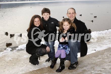 Eishockey. KAC. Jeffrey Tory mit Familie am Woerthersee. Klagenfurt, 11.1.2010.
Foto: Kuess
---
pressefotos, pressefotografie, kuess, qs, qspictures, sport, bild, bilder, bilddatenbank