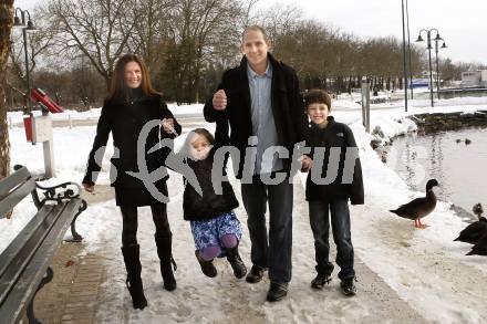 Eishockey. KAC. Jeffrey Tory mit Familie am Woerthersee. Klagenfurt, 11.1.2010.
Foto: Kuess
---
pressefotos, pressefotografie, kuess, qs, qspictures, sport, bild, bilder, bilddatenbank